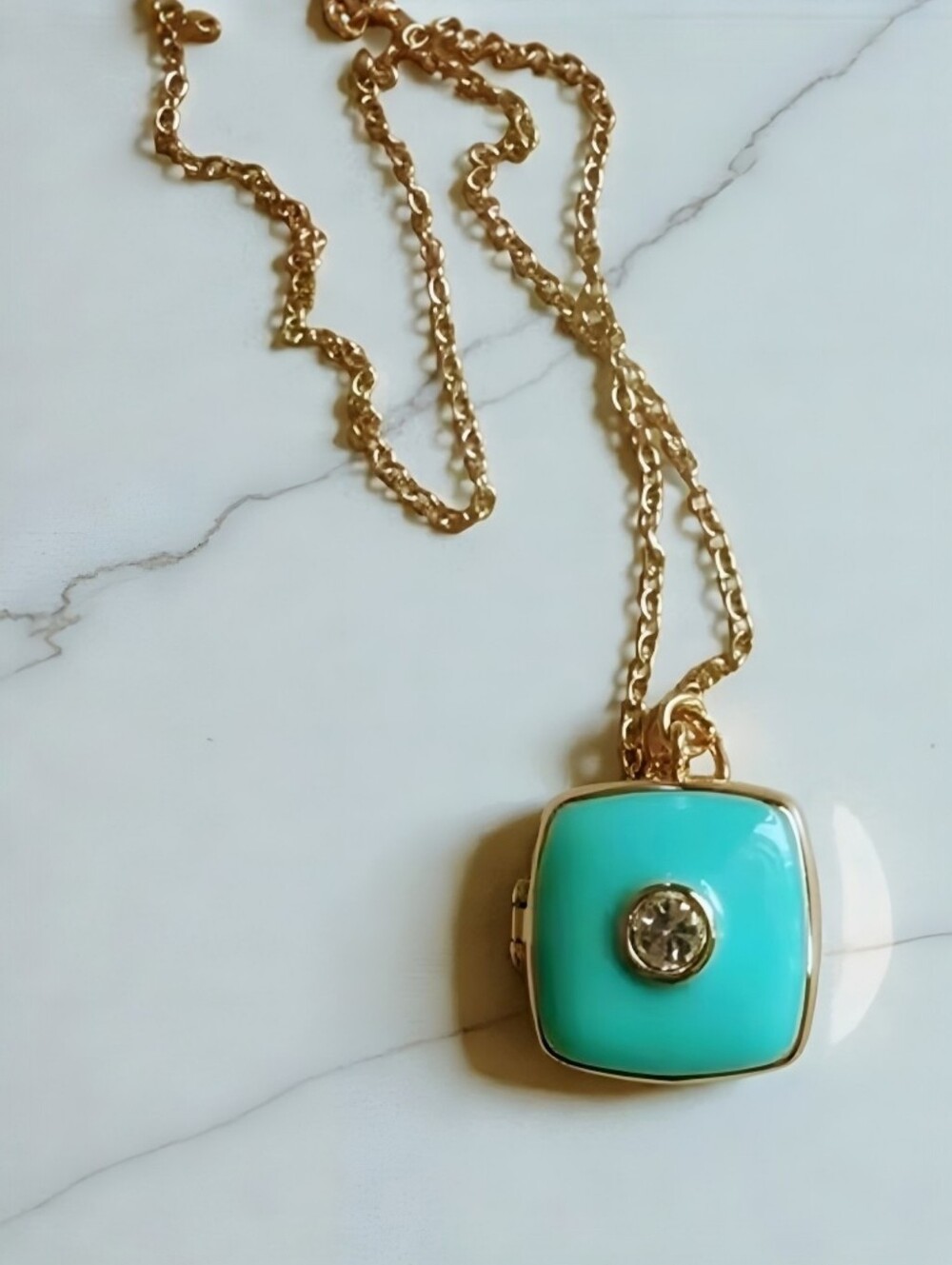 Square green drip oil .8"x.8" locket on a 17.8" chain with a 2" extender; NWOT
